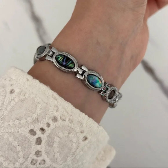 Stylish Retro Y2K Women's Silver and White face Vintage Bracelet Watch Gift - Picture 3 of 7